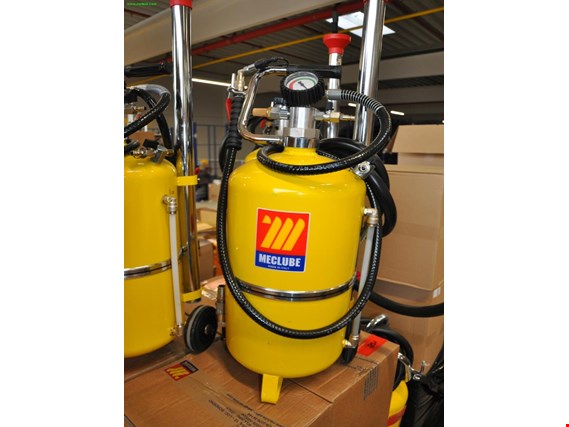 Used Meclube Art. Nr. 040-1420-000 12 x pneumatic oil extractors for Sale (Trading Premium) | NetBid Industrial Auctions